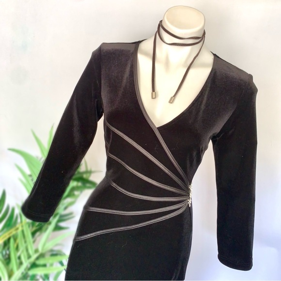 v i n t a g e :: Gorgeous Black Velvet Y2K Midi Dress - Picture 6 of 13